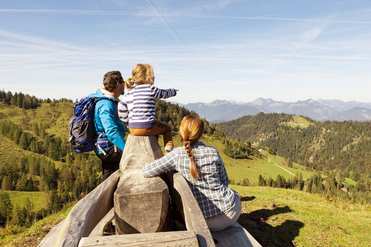 Atemberaubende Aussicht mit der Familie im Kaisergebirge © W9Studios