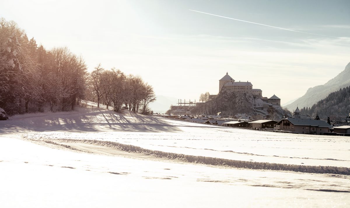 Verschneites Kufstein im Winter mit Festung © Vanmeyphotography